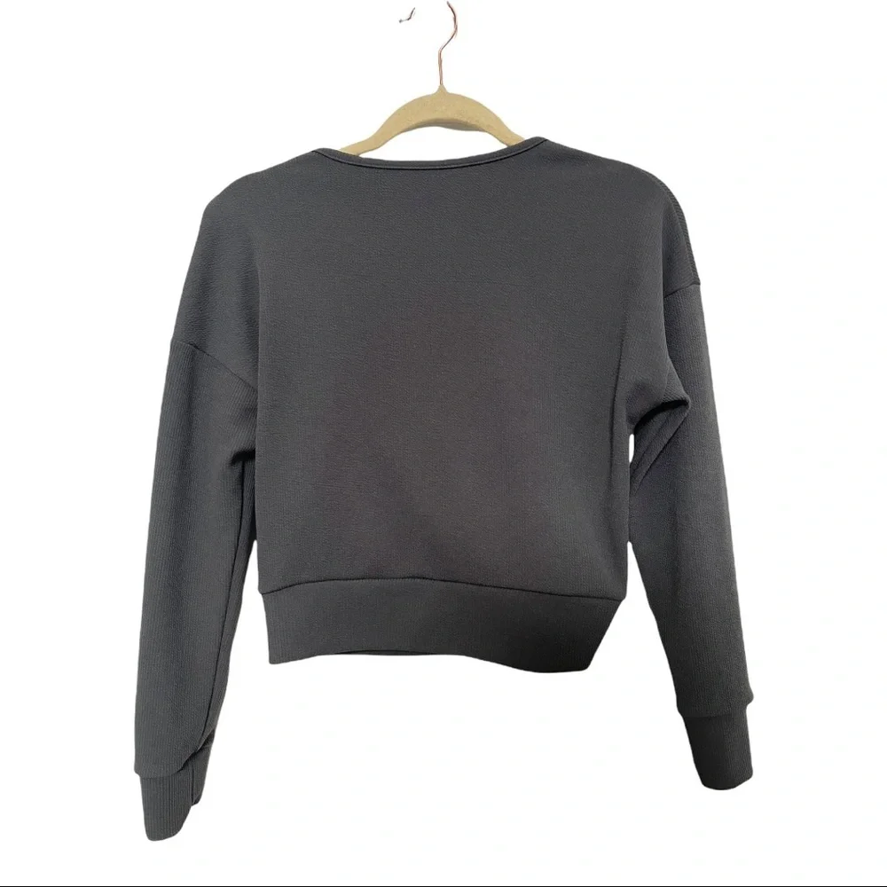 Charcoal Gray Woman's Cropped Long Sleeve Mock Wrap V-Neck Top Size Small - Picture 2 of 3